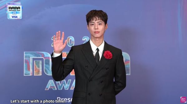60岁！KATSEYE多国语言问候、ILLIT俏皮登场j9九游真人游戏第一平台2024MAMA／JYP：跳到(图9)