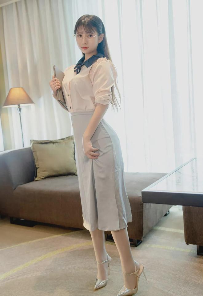 性感妩媚很撩人你确定不多看一眼？J9数字平台妹子穿着大胆身材傲人