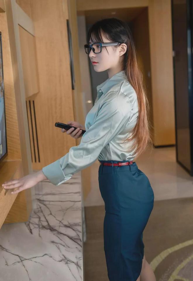 性感妩媚很撩人你确定不多看一眼？J9数字平台妹子穿着大胆身材傲人(图7)