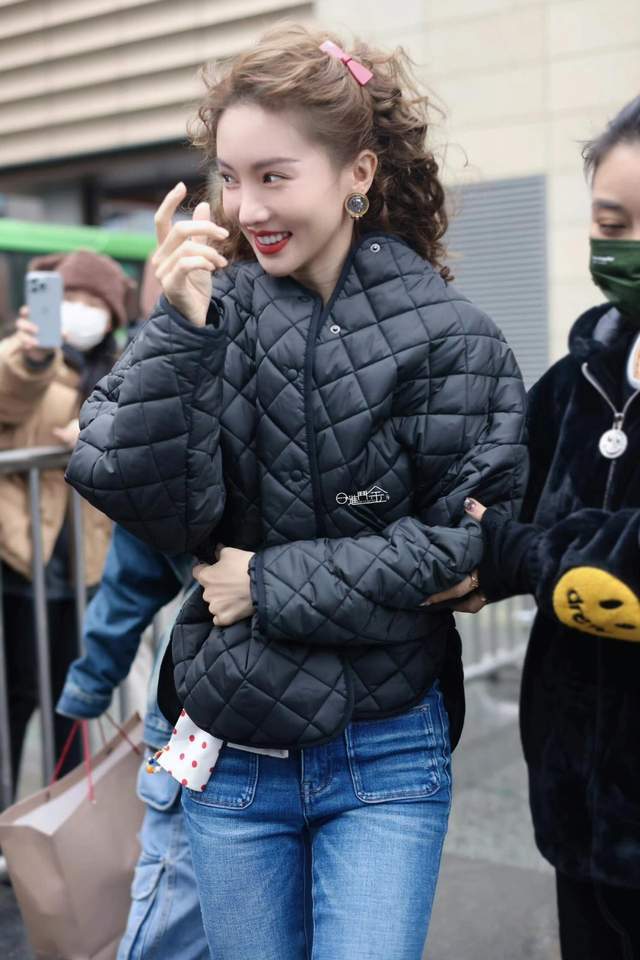 羽绒服配喇叭裤时髦减龄美到差点认不出j9九游会入口金晨增肥后似换了个人！(图1)