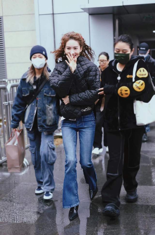羽绒服配喇叭裤时髦减龄美到差点认不出j9九游会入口金晨增肥后似换了个人！(图2)