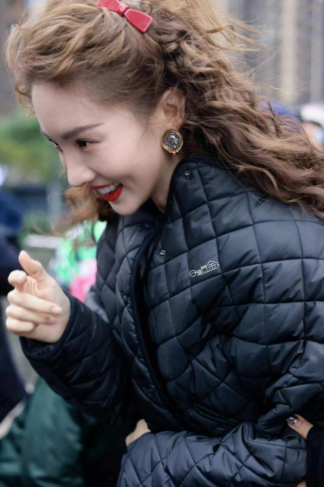 羽绒服配喇叭裤时髦减龄美到差点认不出j9九游会入口金晨增肥后似换了个人！(图4)