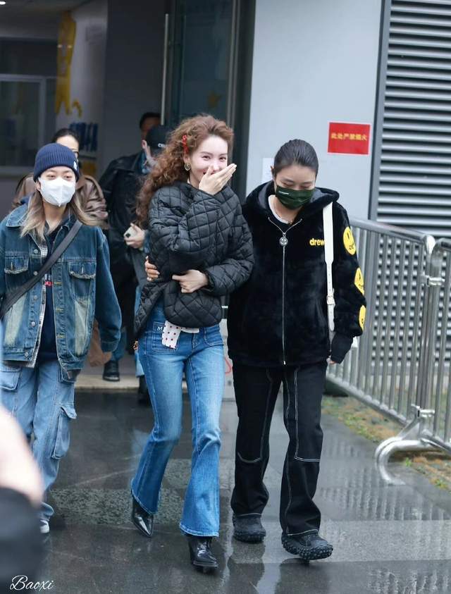 羽绒服配喇叭裤时髦减龄美到差点认不出j9九游会入口金晨增肥后似换了个人！(图3)