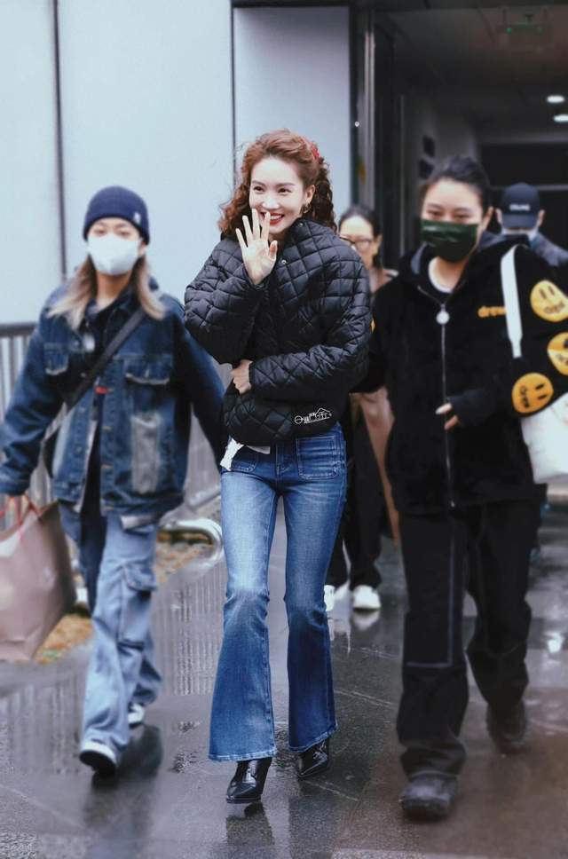 羽绒服配喇叭裤时髦减龄美到差点认不出j9九游会入口金晨增肥后似换了个人！(图5)
