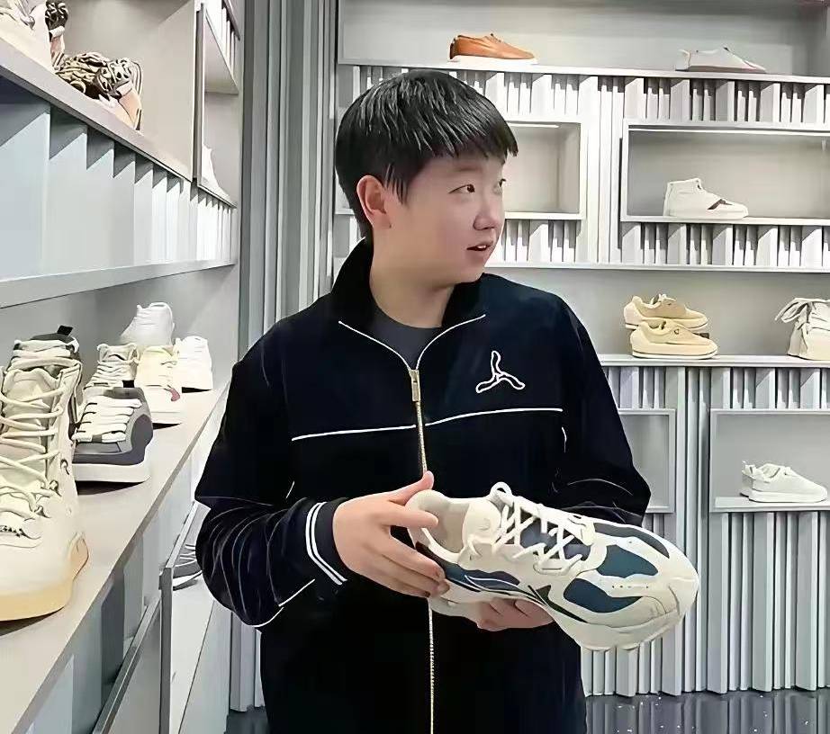 莎恋情曝光？外出参赛谁注意王楚钦行李物品j9九游会俱乐部登录入口挑选男鞋？孙颖(图2)