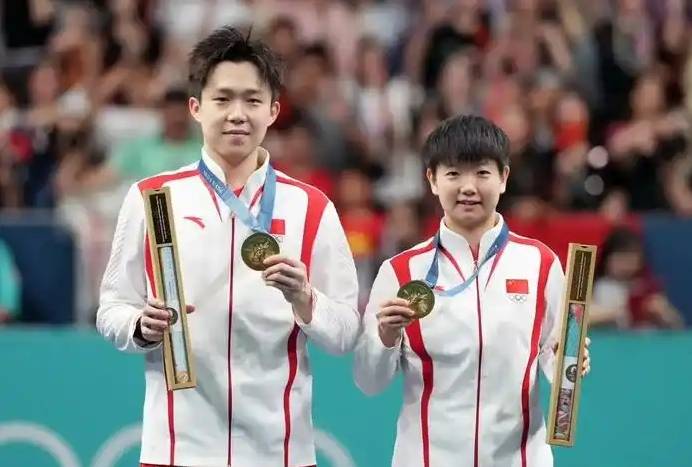 莎恋情曝光？外出参赛谁注意王楚钦行李物品j9九游会俱乐部登录入口挑选男鞋？孙颖(图3)